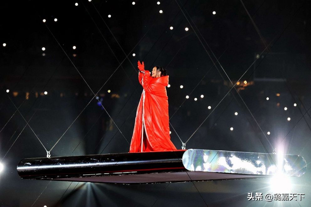 蕾哈娜挺着肚子参加超级碗,蕾哈娜超级碗怀孕