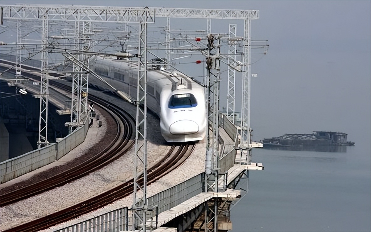 高铁供电怎么只有一根高压线,高铁是怎么供电的会漏电呢