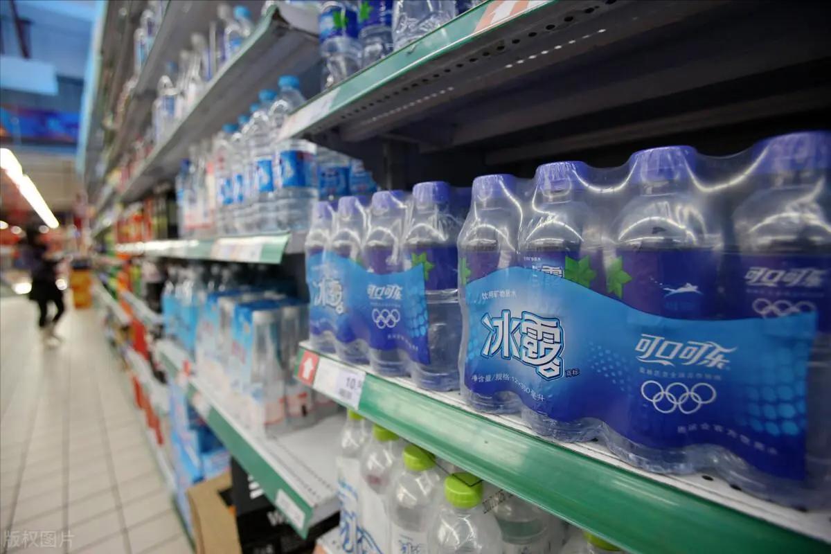 瓶子寒酸一捏就软，却年卖数十亿，“1元水”市场为何只剩冰露？