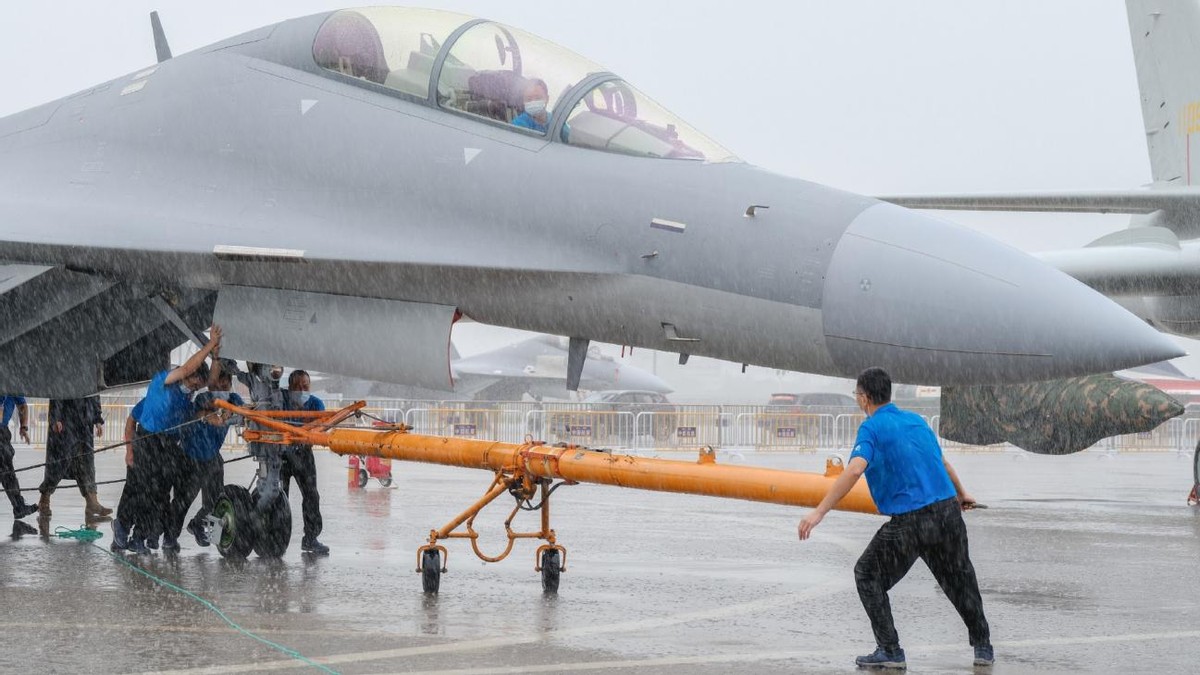 歼15首次展示,航展歼15展示武器