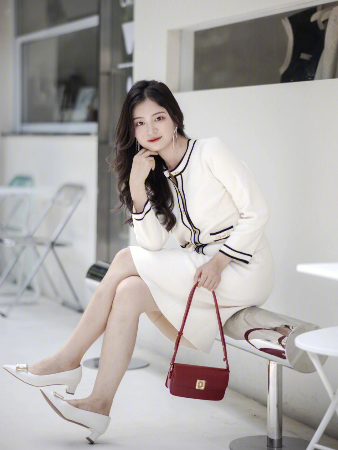 淡粉色高跟鞋搭配衣服图片,浅色系套装搭配黑色高跟鞋