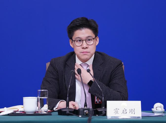 郭晶晶下嫁霍家后为何如此低调,下嫁霍启刚的郭晶晶曝光家庭地位