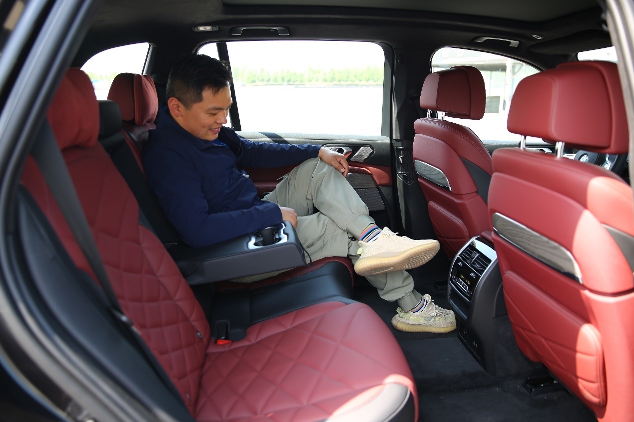 宝马x5新款尊享版2022款夜间试驾,试驾宝马x5新车型