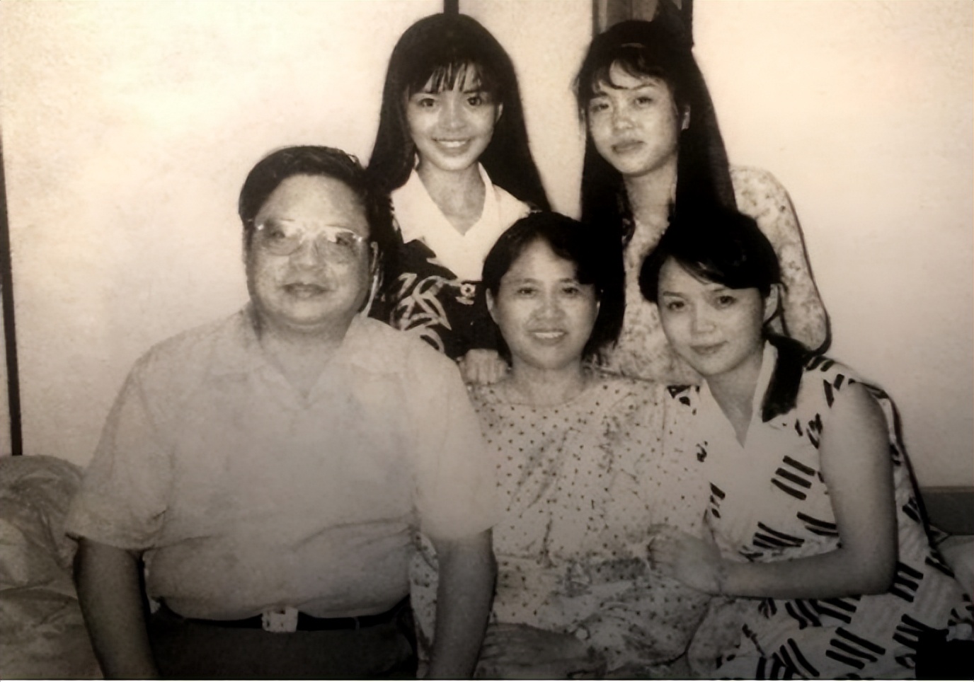 主持人朱迅哽咽痛哭,主持人朱迅和婆婆一起同台