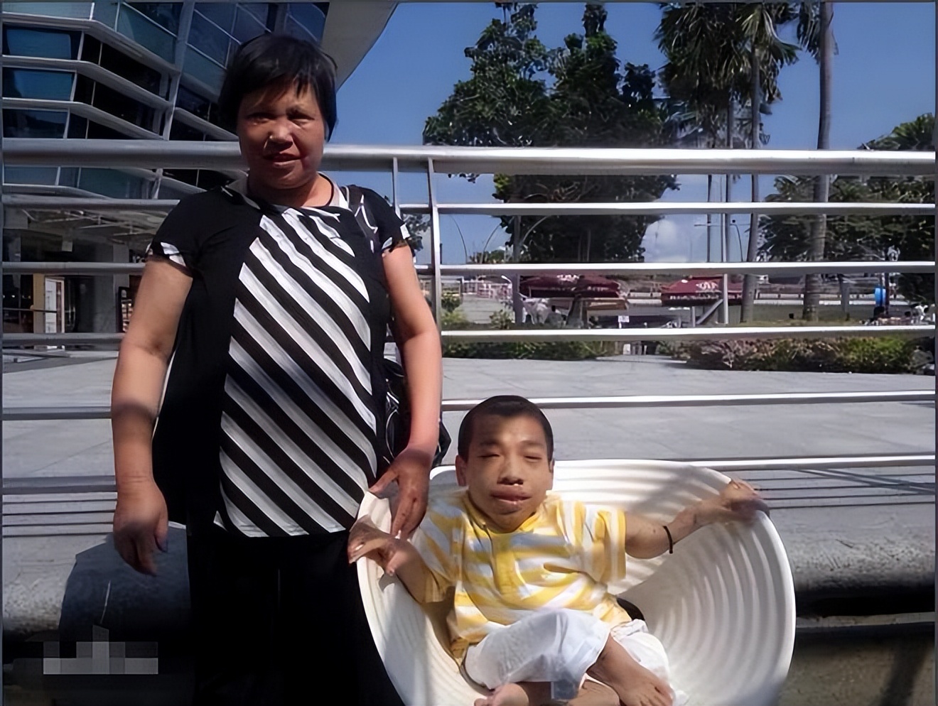 “袖珍总裁”身高90厘米，16岁创业资产高达3亿，娶美女秘书为妻