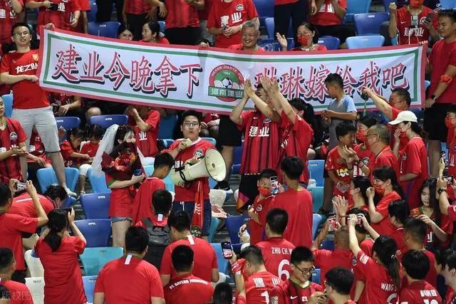 足球为什么不能用手去碰,足球有必要上瘾吗