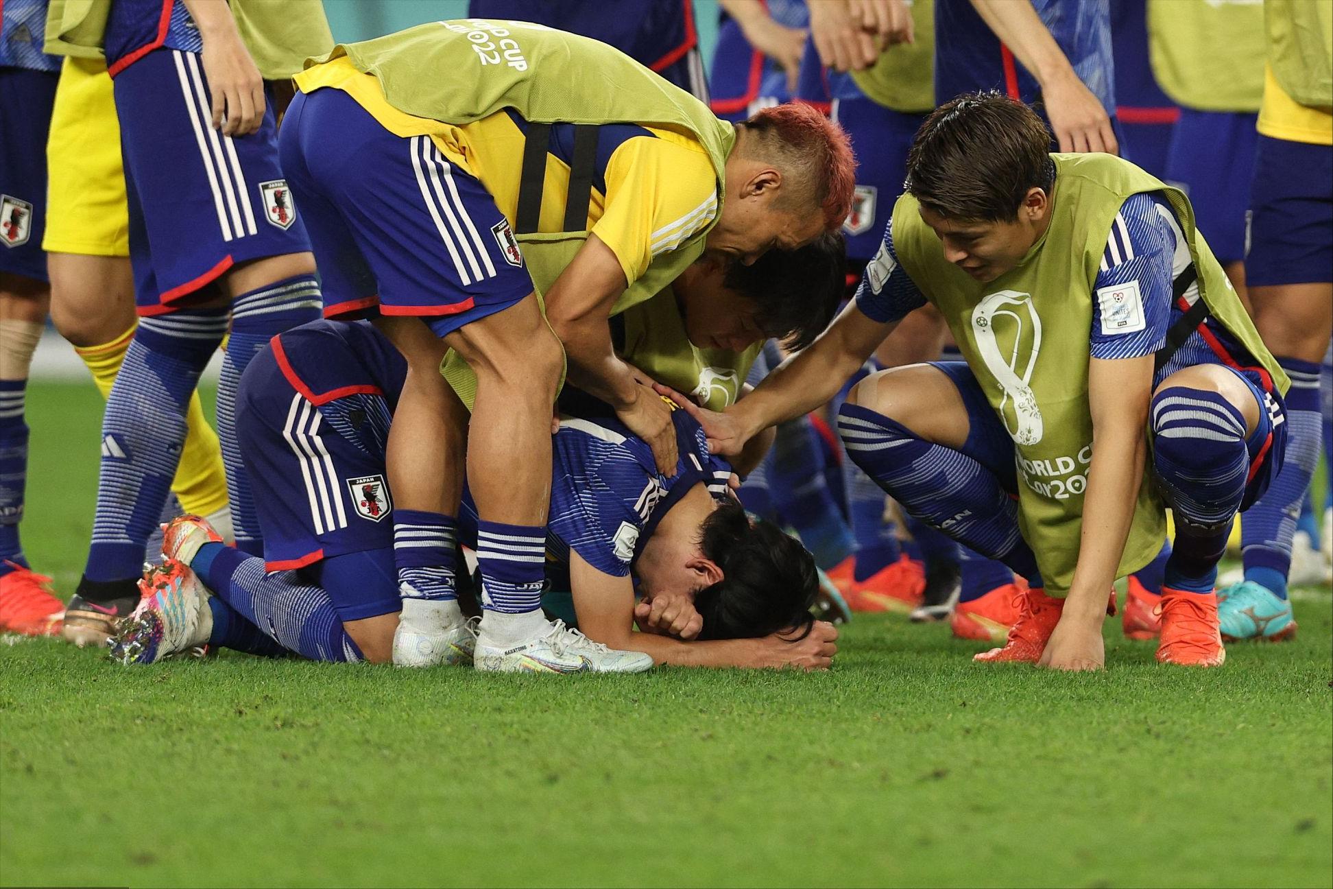 日本投降平民跪地痛哭,日本被淘汰球员痛哭