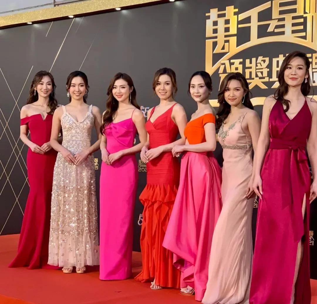 tvb花旦钟嘉欣晒独自坐湖边照,台庆tvb钟嘉欣马国明是哪一期