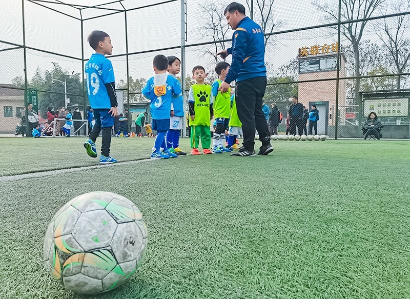培养足球兴趣，南充奥航教练先教育孩子学会感恩