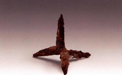 战国时期出现的铁蒺藜,身上有四根尖刺,限制敌军的*用军**器材