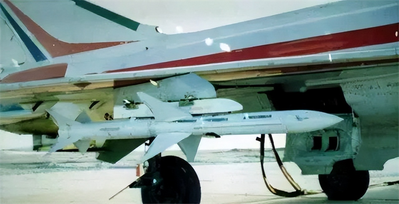 中国花9000万买下这款战机,意大利国产导弹