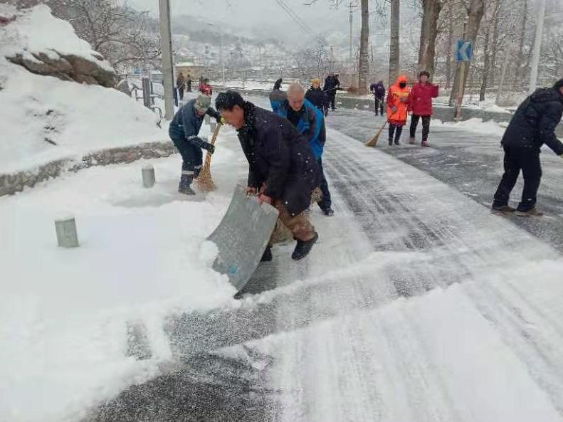 铲冰除雪青年文明号在行动,铲冰除雪鏖战特大桥