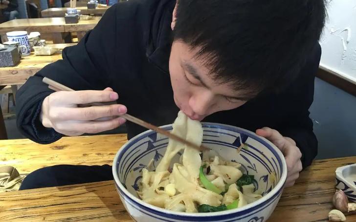 一个青年开拉面店一年挣140万,开拉面馆一年挣140万