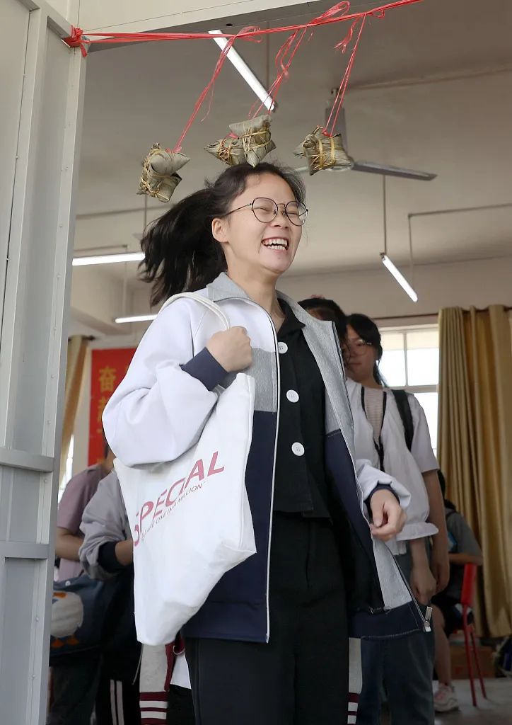 日本网红中国人吃粽子,中国人吃粽子有1600多年了吗