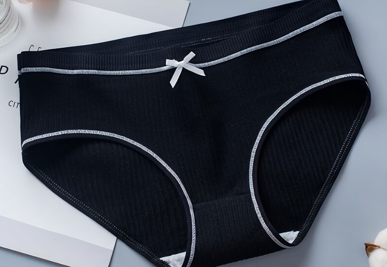 怎么鉴别牛仔裤缝正不正,为什么裤会卷边