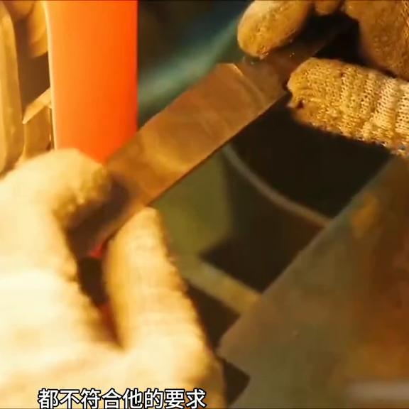 他是顶级锻刀大师，用冲击钻头打造的刀锋不锋利，一年后成为宗师