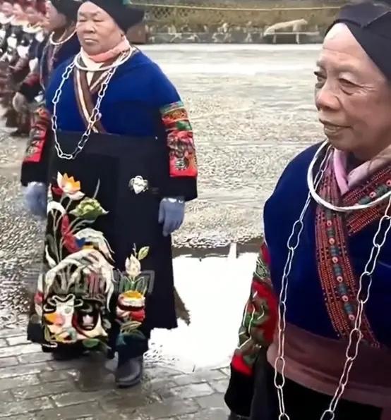 贵州西江千户苗寨最新视频,西江千户苗寨的大妈