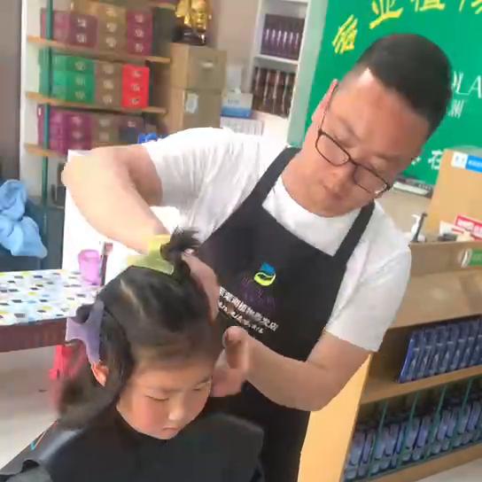 八岁的孩子有头皮怎么办,8岁孩子老是抓头发怎么回事