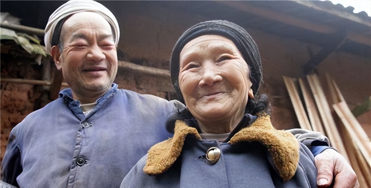 夫妻隐居深山为爱修阶梯真实,19岁小伙和寡妇隐居深山50年