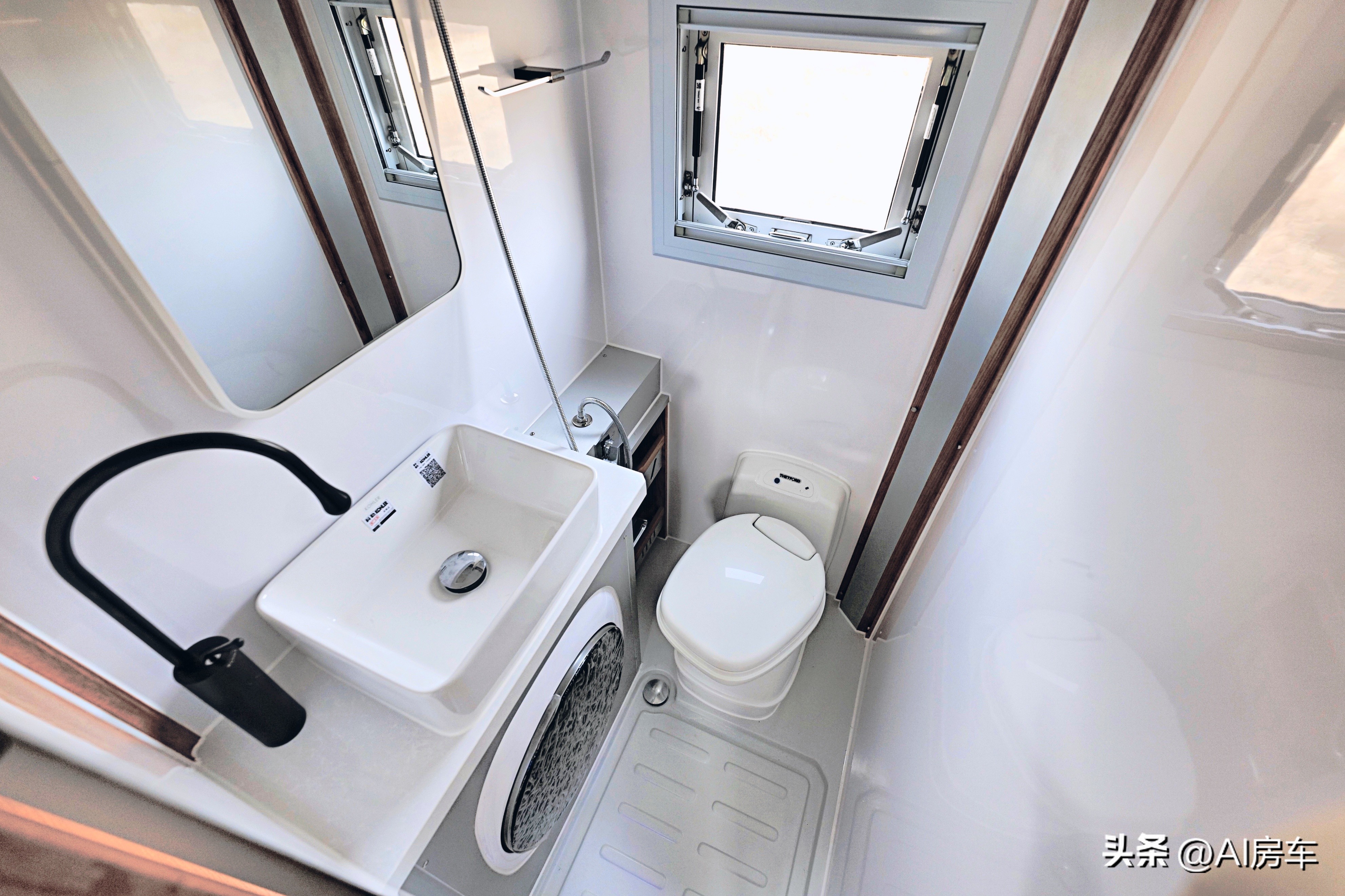 新重汽豪沃4x4越野房车自驾视频,重汽无疆4x4四驱越野房车氮气减震