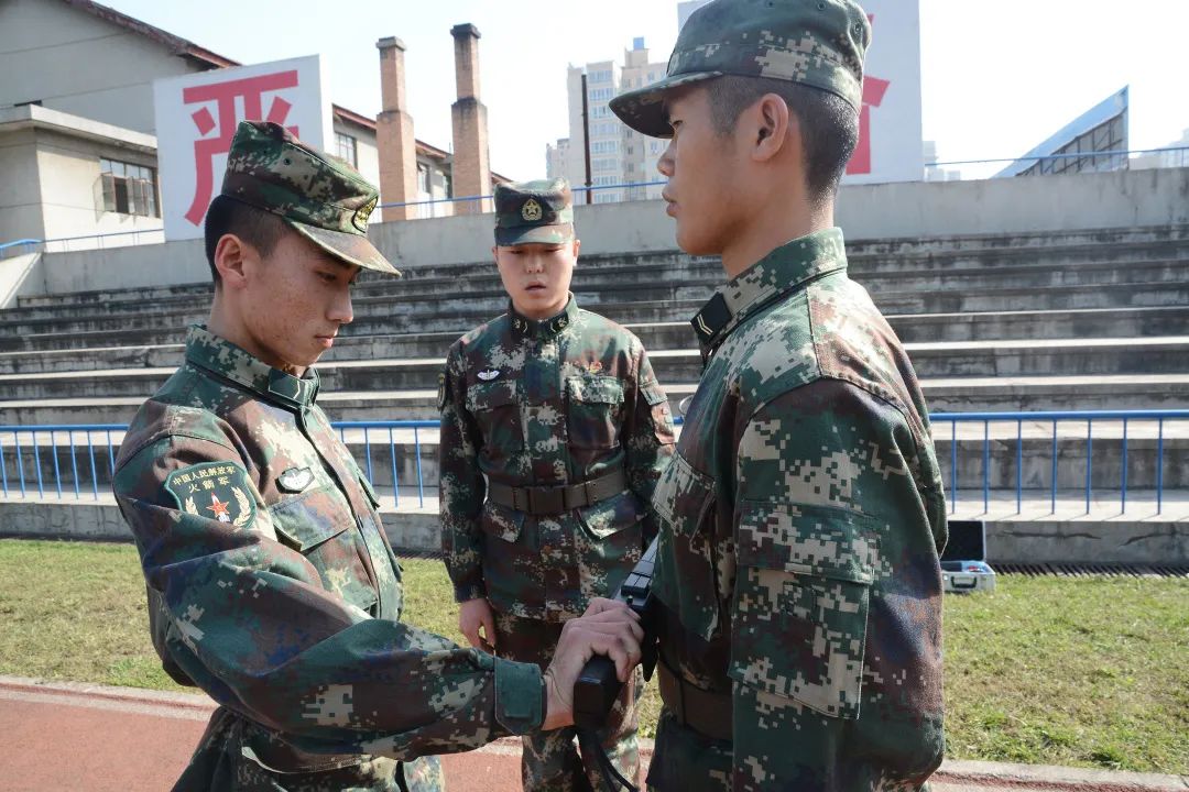 一个连队有几个士兵保送军校,一个连队有几个人考取军校