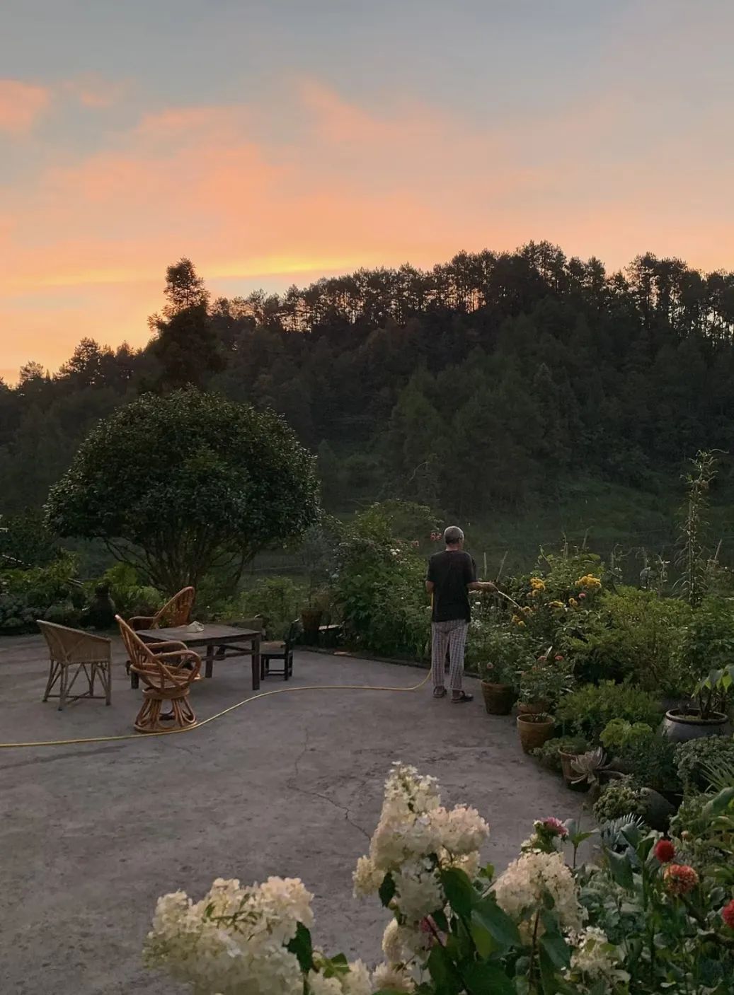 四个人回老家改造老房子,90后回农村建房子视频