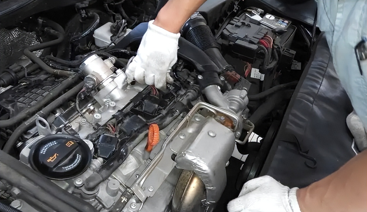 雨后车上的水渍需要清理吗,车上有积雪要不要及时清理