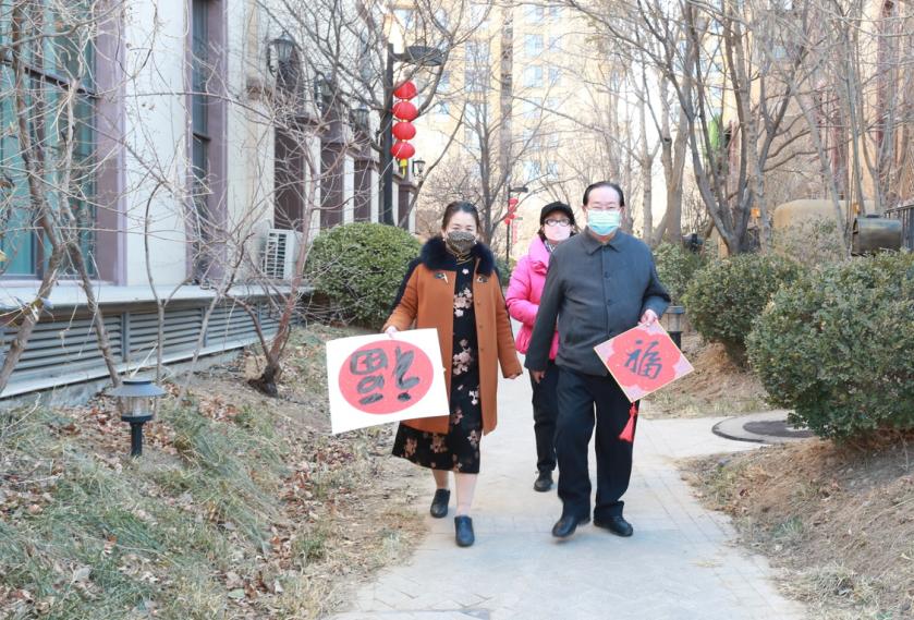 平安迎虎岁防疫不放松——“百姓艺术家”刘迅甫义写春联四十一年