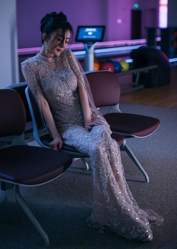 杨幂露脐装时尚,杨幂穿黑色露脐装现身机场