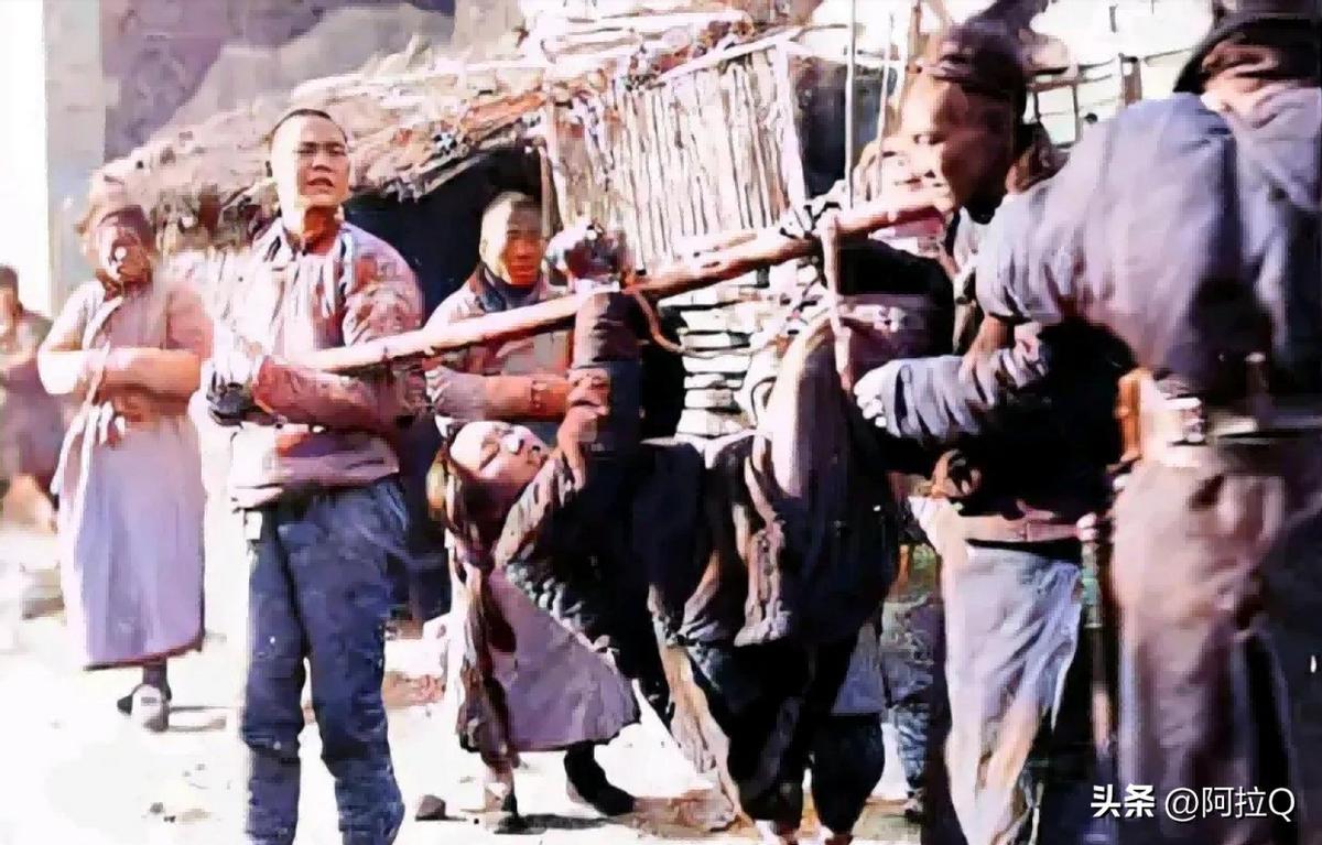 高清老照片:旗人格格大腿岔开豪放洗衣,地主三妻四妾不输女明星