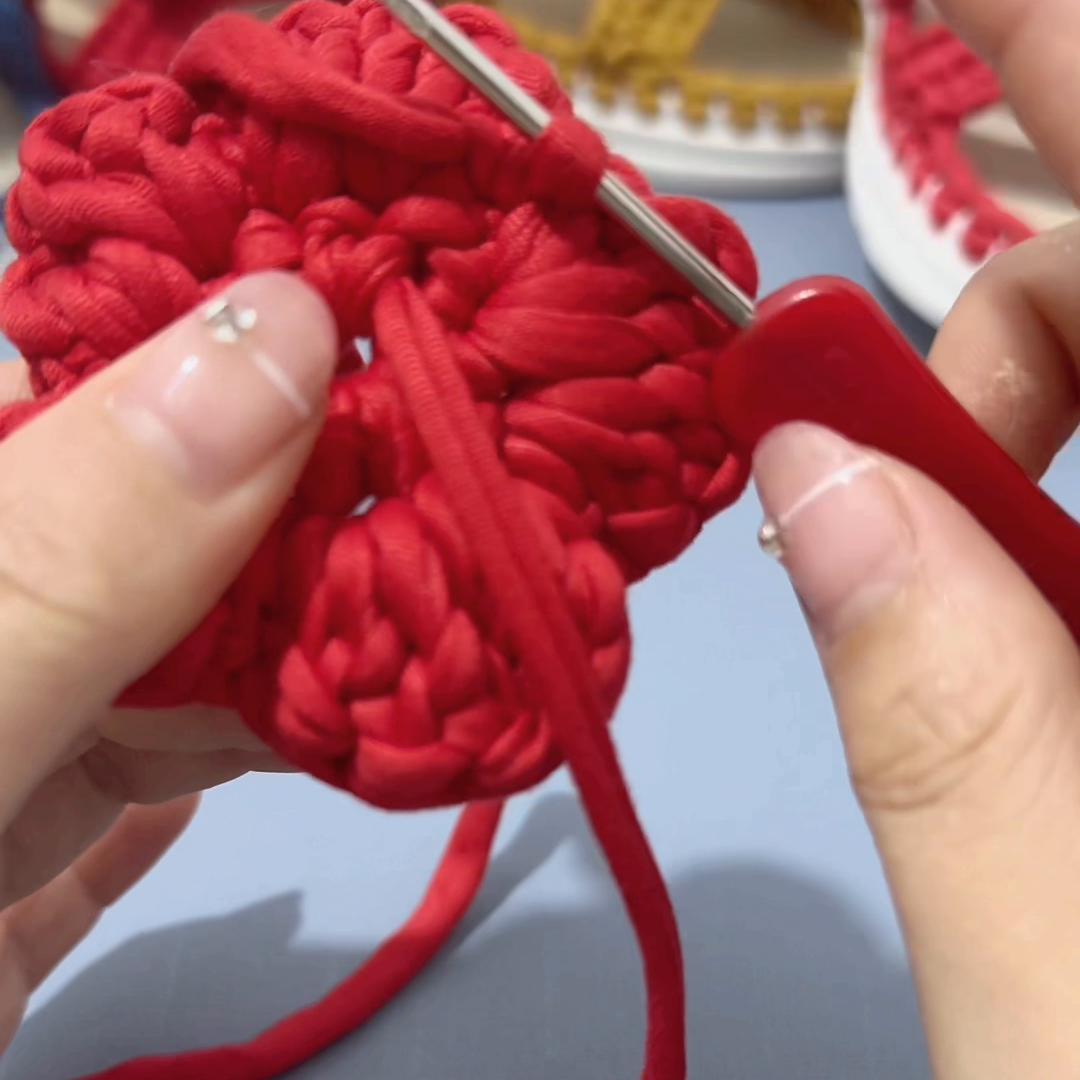 布条线编织桃花凉拖鞋视频教程,拼色布条线凉拖鞋编织教程