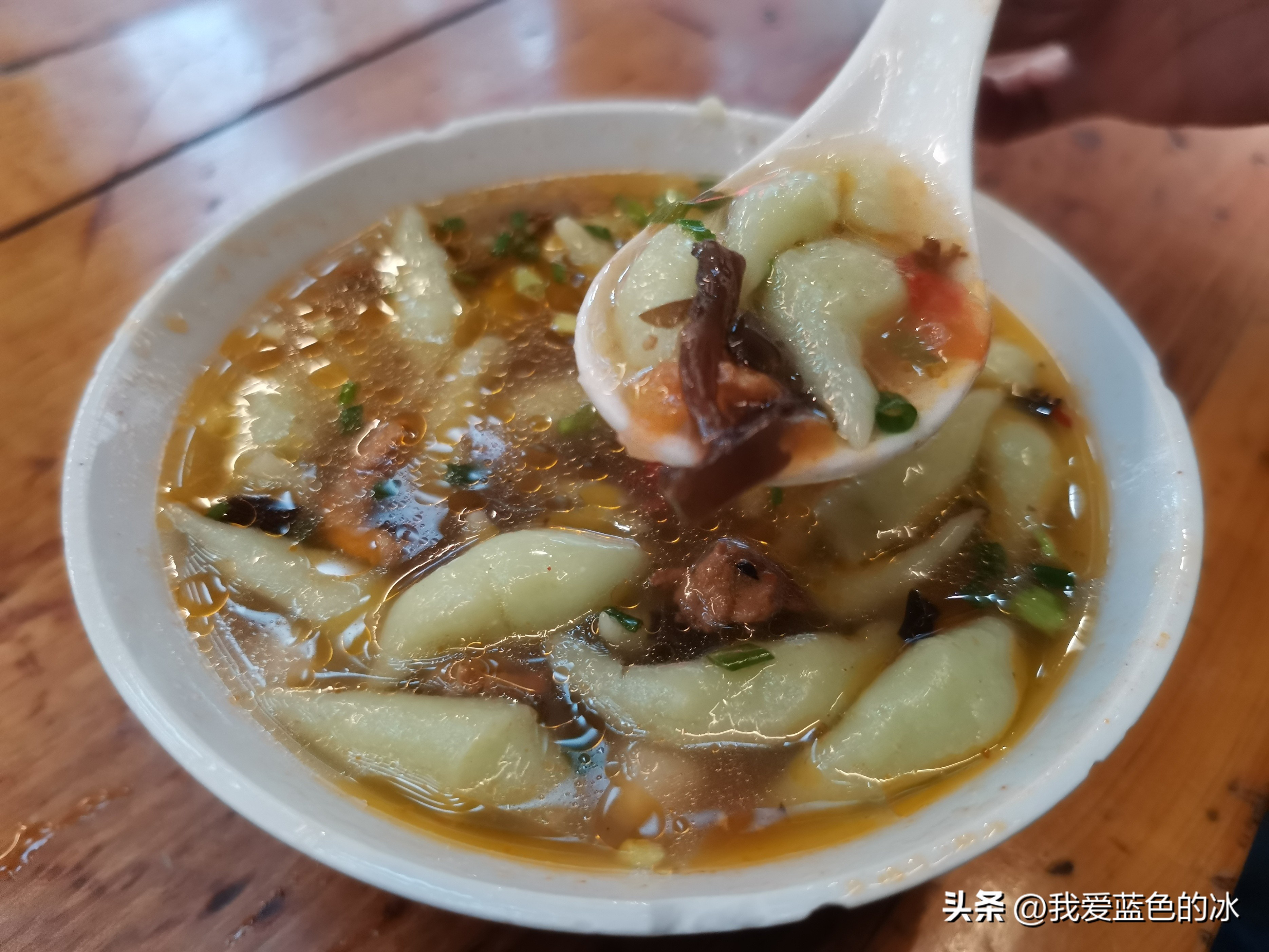 刘晓庆特色米豆腐,漫步在这个不起眼的小镇完整版