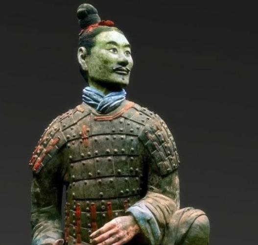 绿脸跪射俑出土时的样子,国宝级绿脸跪射俑图片