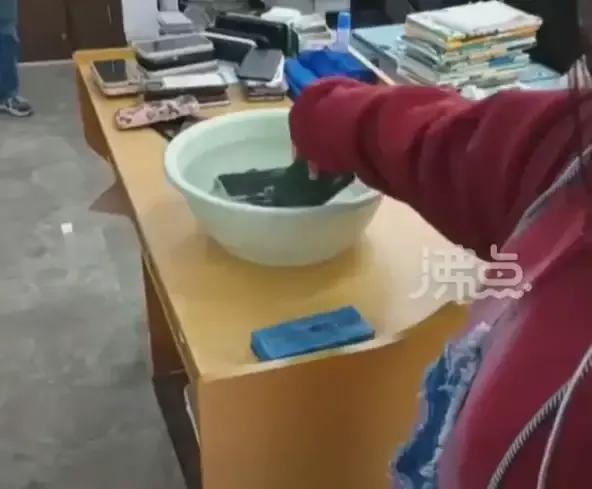 老师让学生上交手机放水盆,学校回应上交手机泡水里原视频
