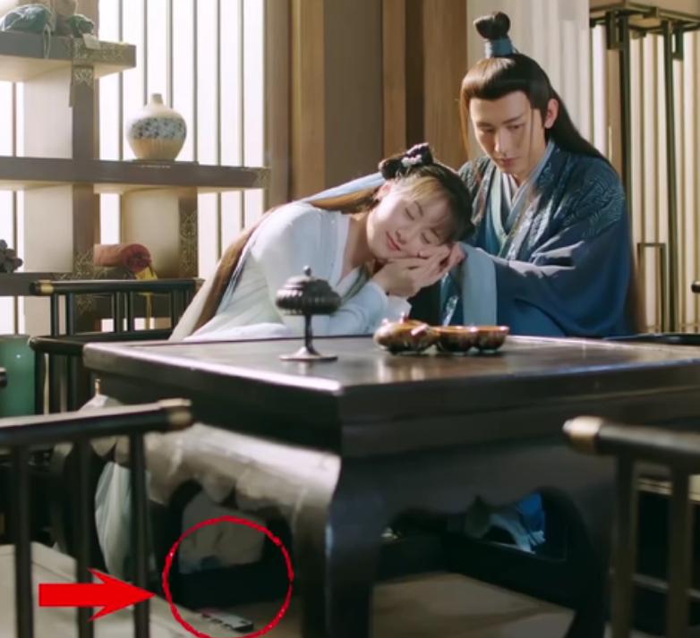 洒枸杞假装喷血、演尸体玩手机，这些穿帮镜头好敷衍，个个离谱