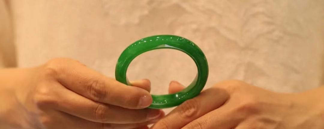 翡翠手镯鉴别真假最简单方法,翡翠手镯真假的鉴别方法