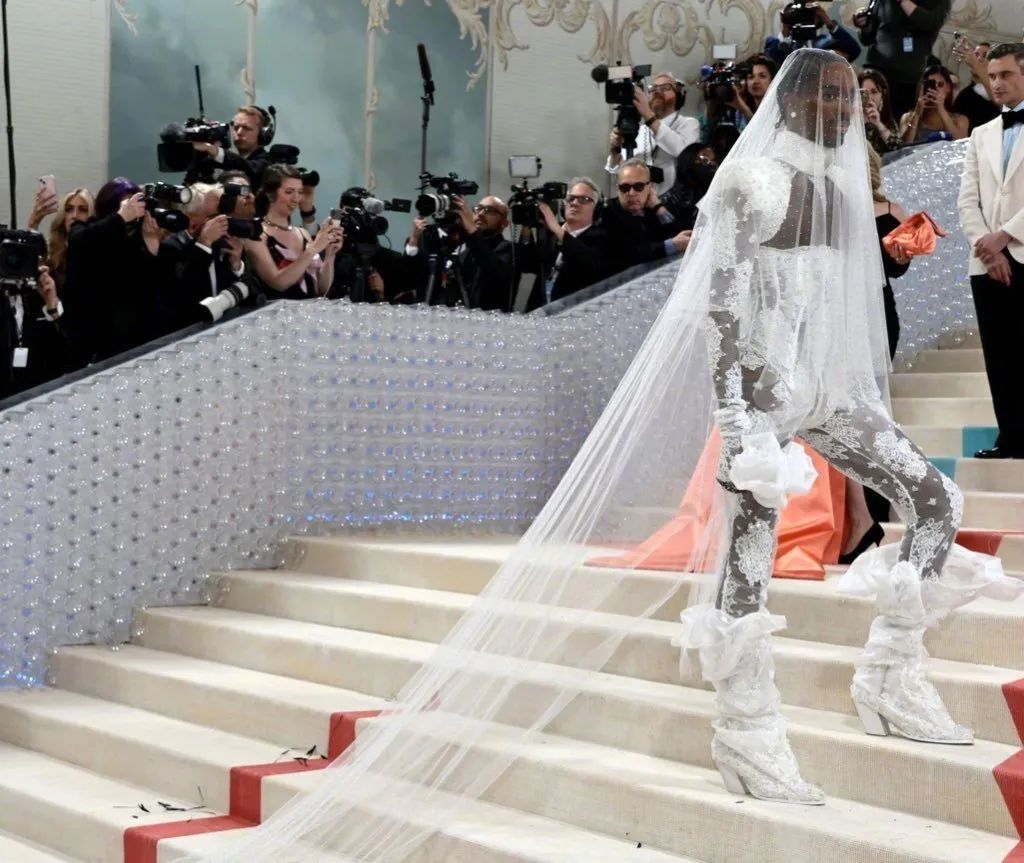 拖把头、海底生化人穿搭，美国这最受瞩目的一夜，如“群魔乱舞”