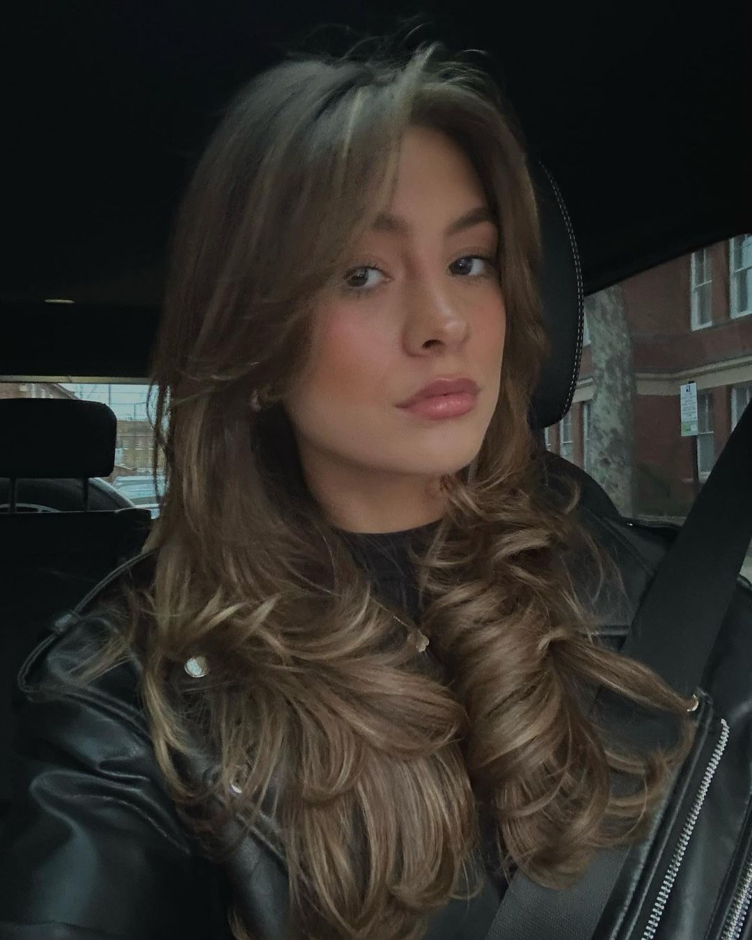 爱狗，爱足球，爱哈弗茨：撞脸乔治娜的内向模特与德国新星的故事