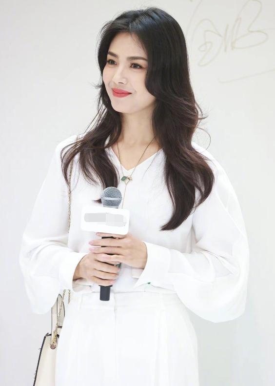 41岁刘涛晒长发美照,40岁刘涛惊艳视频