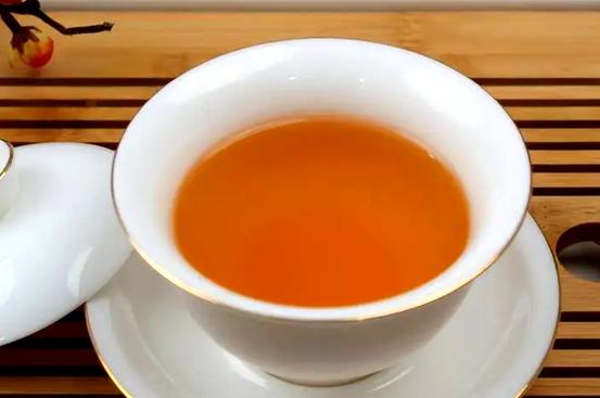 人到中年就要少吃油腻食物,人到了中年要少吃少喝哪些东西