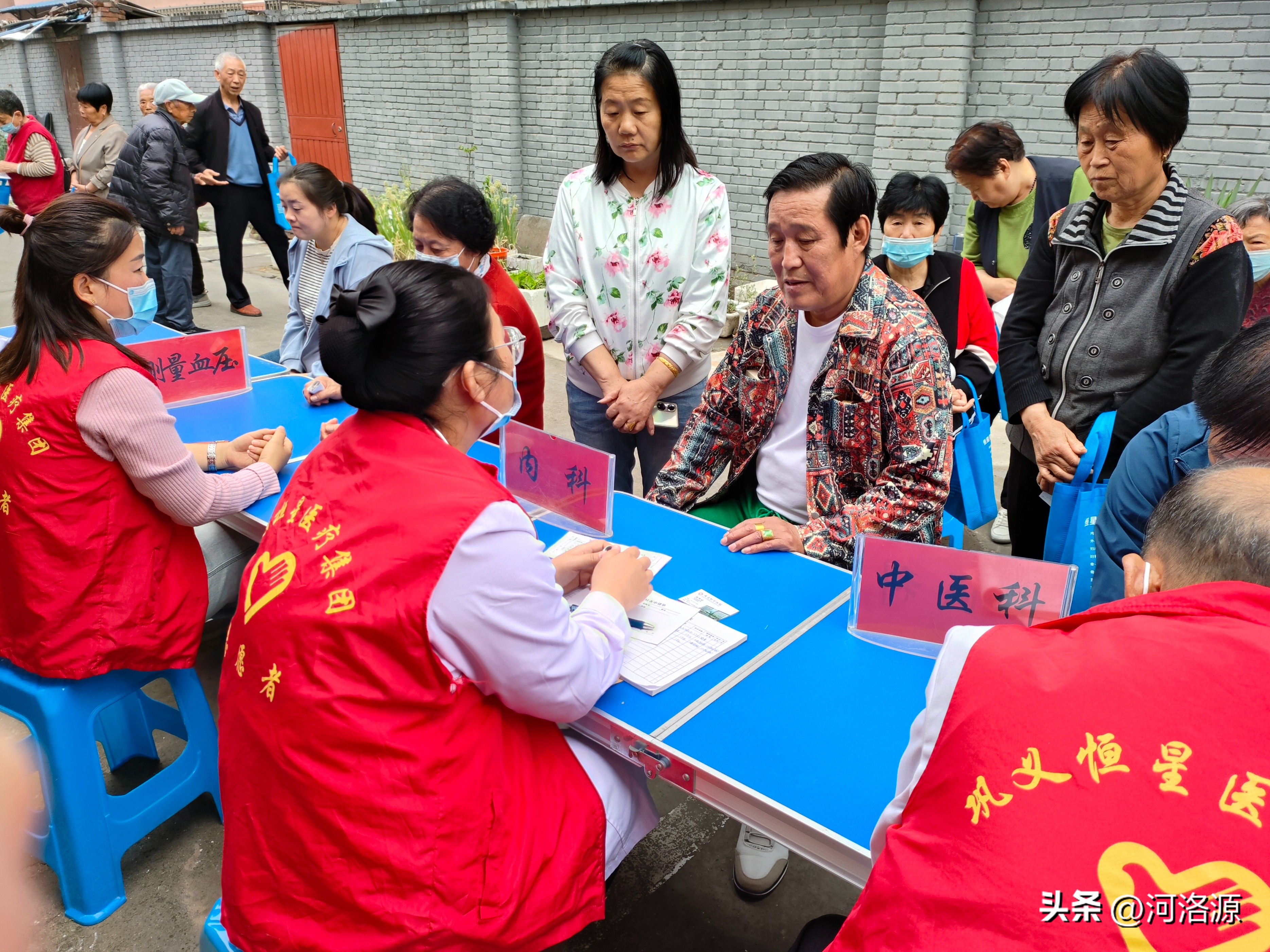 巩义市新华路街道锦园社区开展“关爱健康情暖锦园”健康义诊活动