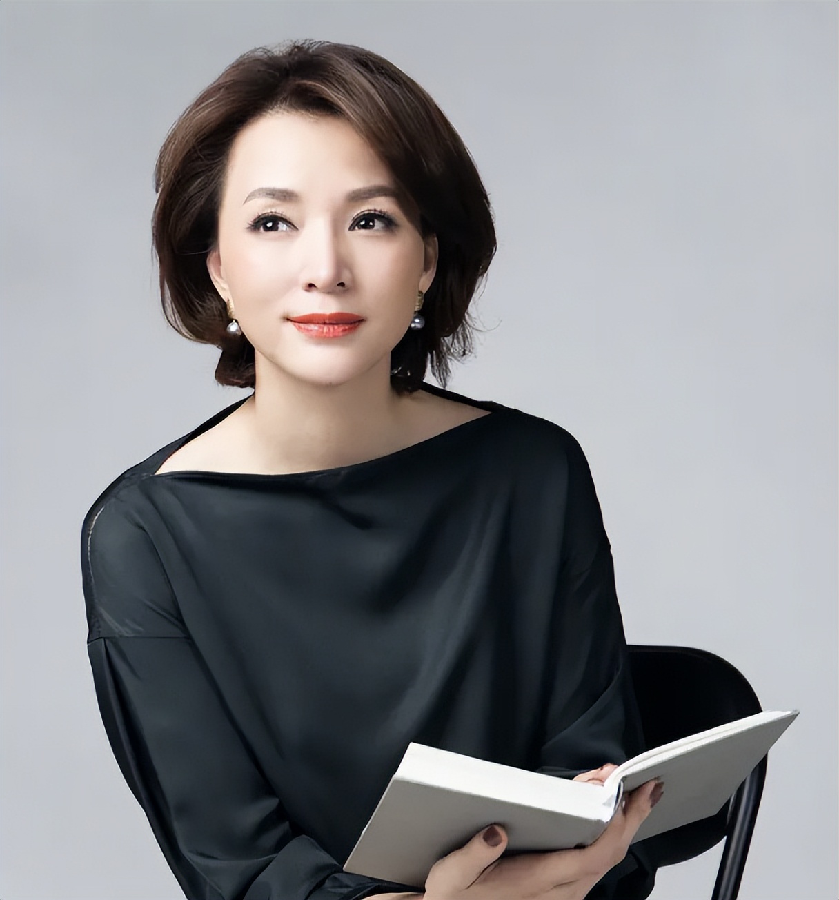 任鲁豫的伤情令人揪心！5位主持人意外摔倒后，展现出敬业和情商