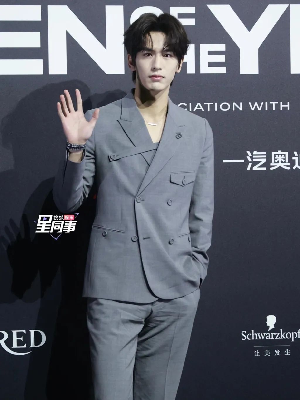 张嘉倪黑裙和网红同框,张嘉倪风波后首晒美照