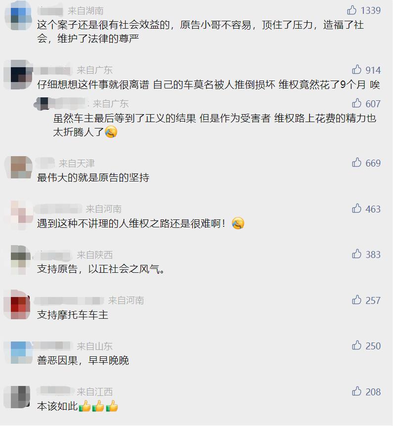 女学生可怜摆摊老人买下全部西瓜,学生看大爷卖瓜可怜