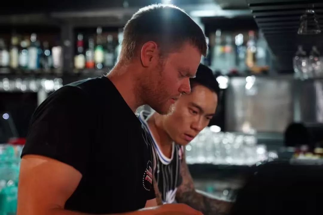 王建国孤独脱口秀,在美国说脱口秀的中国人是黄西吗