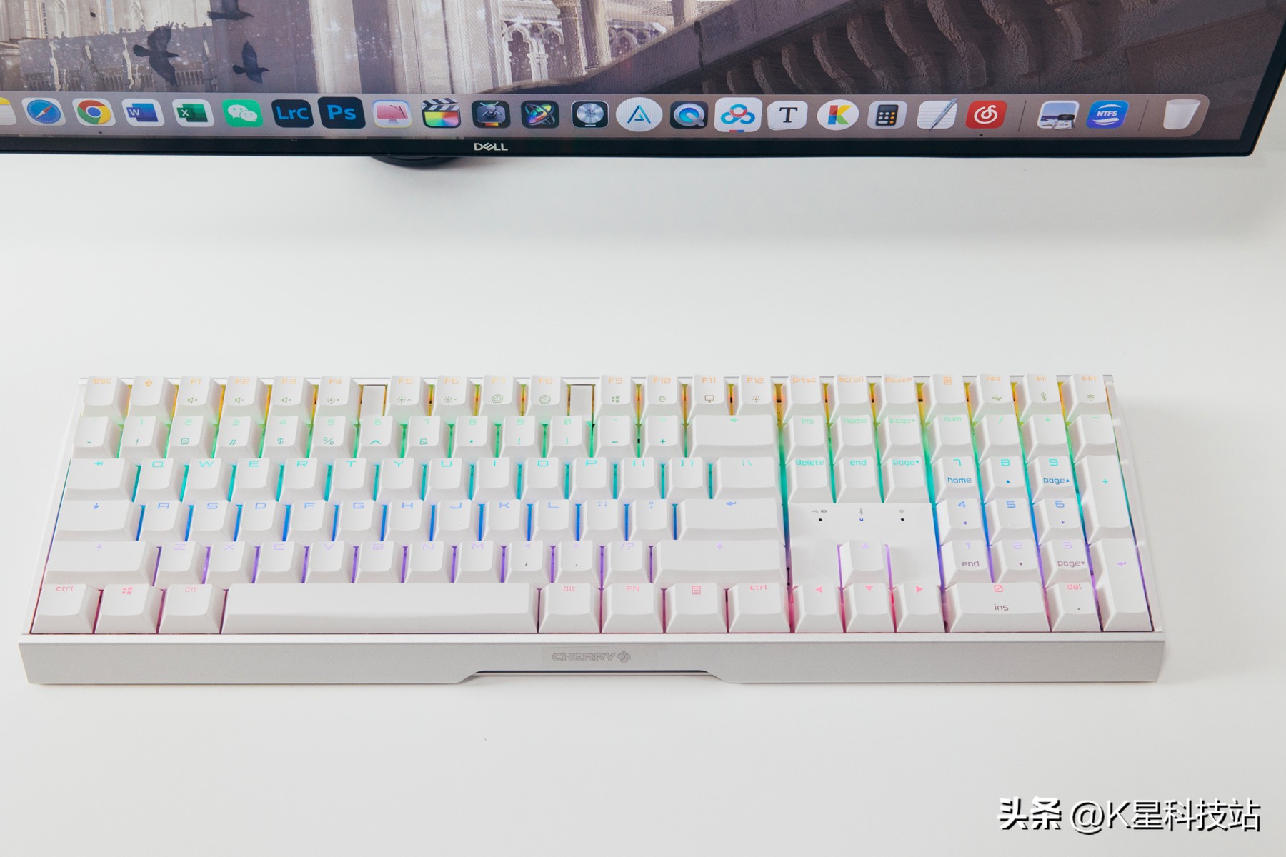 我的桌面我做主，一套平淡无奇白色系生产力+重度娱乐桌面分享