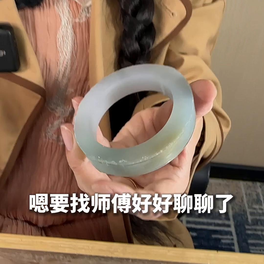 金丝玉手镯在床上无缘无故裂了,金丝玉手镯裂了个纹会断么