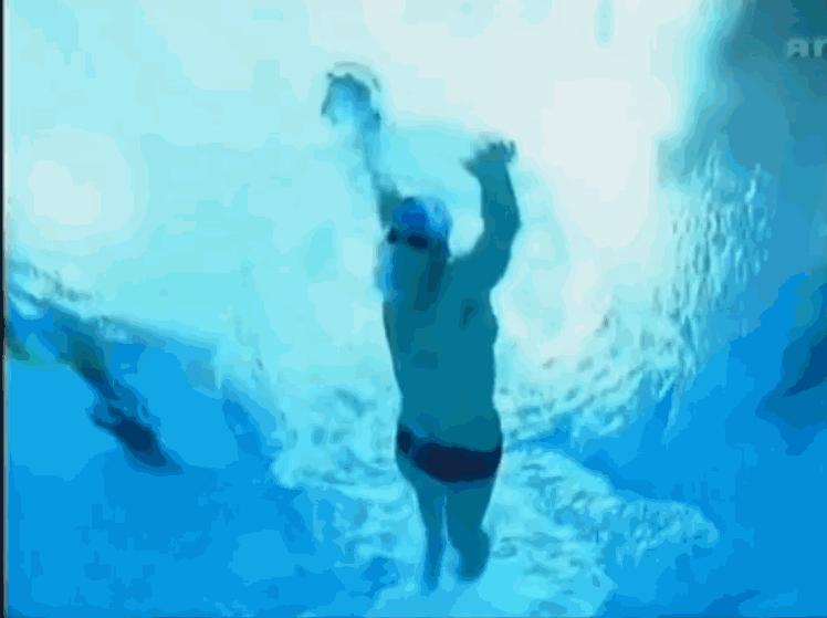 自由泳减阻提速方法,自由泳打腿感觉阻力大什么原因