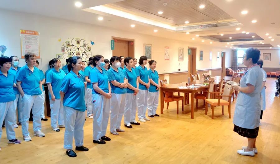 用爱坚守，用心呵护|男性养老护理员是怎样炼成的