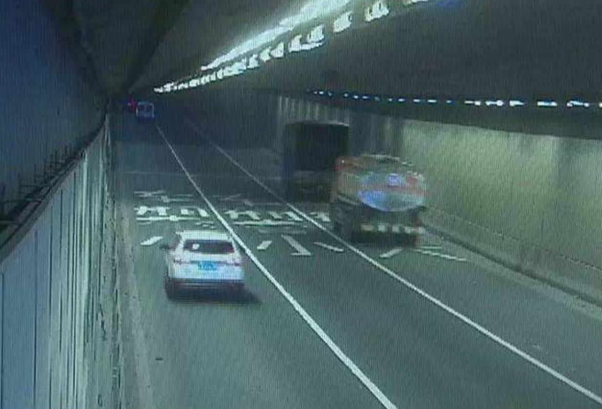 高速公路边上发光路标,高速公路标志牌被遮挡的处罚